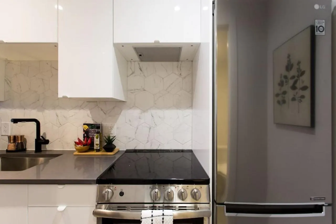 Palms Little Italy Studio With Full Bathroom By Denstays Montreal Canada