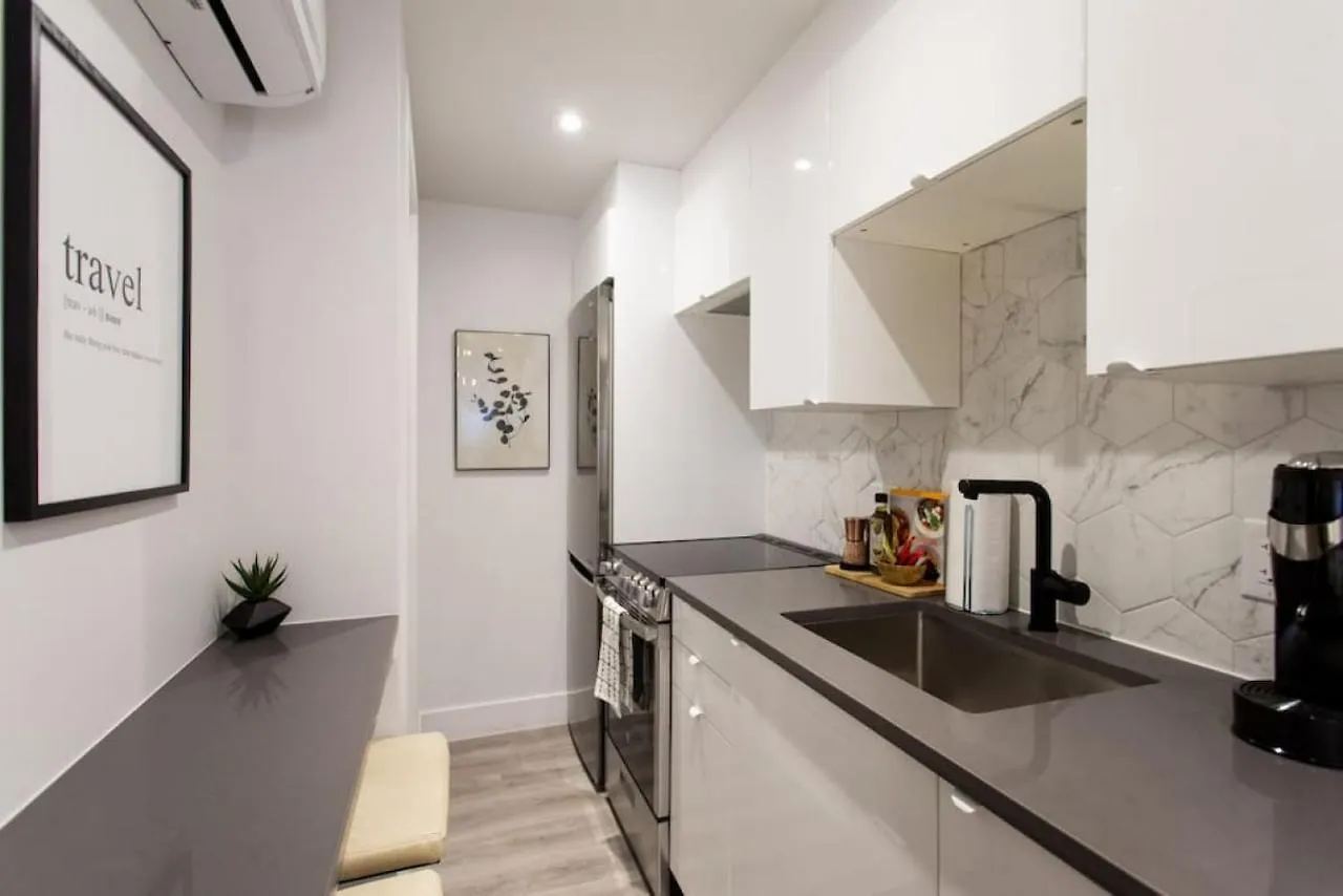 Palms Little Italy Studio With Full Bathroom By Denstays Montreal