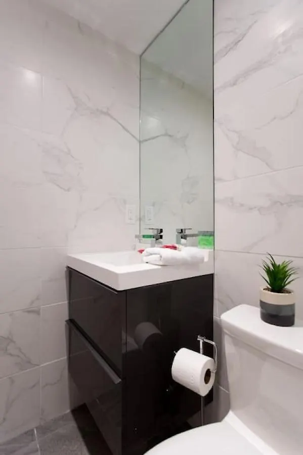 Palms Little Italy Studio With Full Bathroom By Denstays Montreal